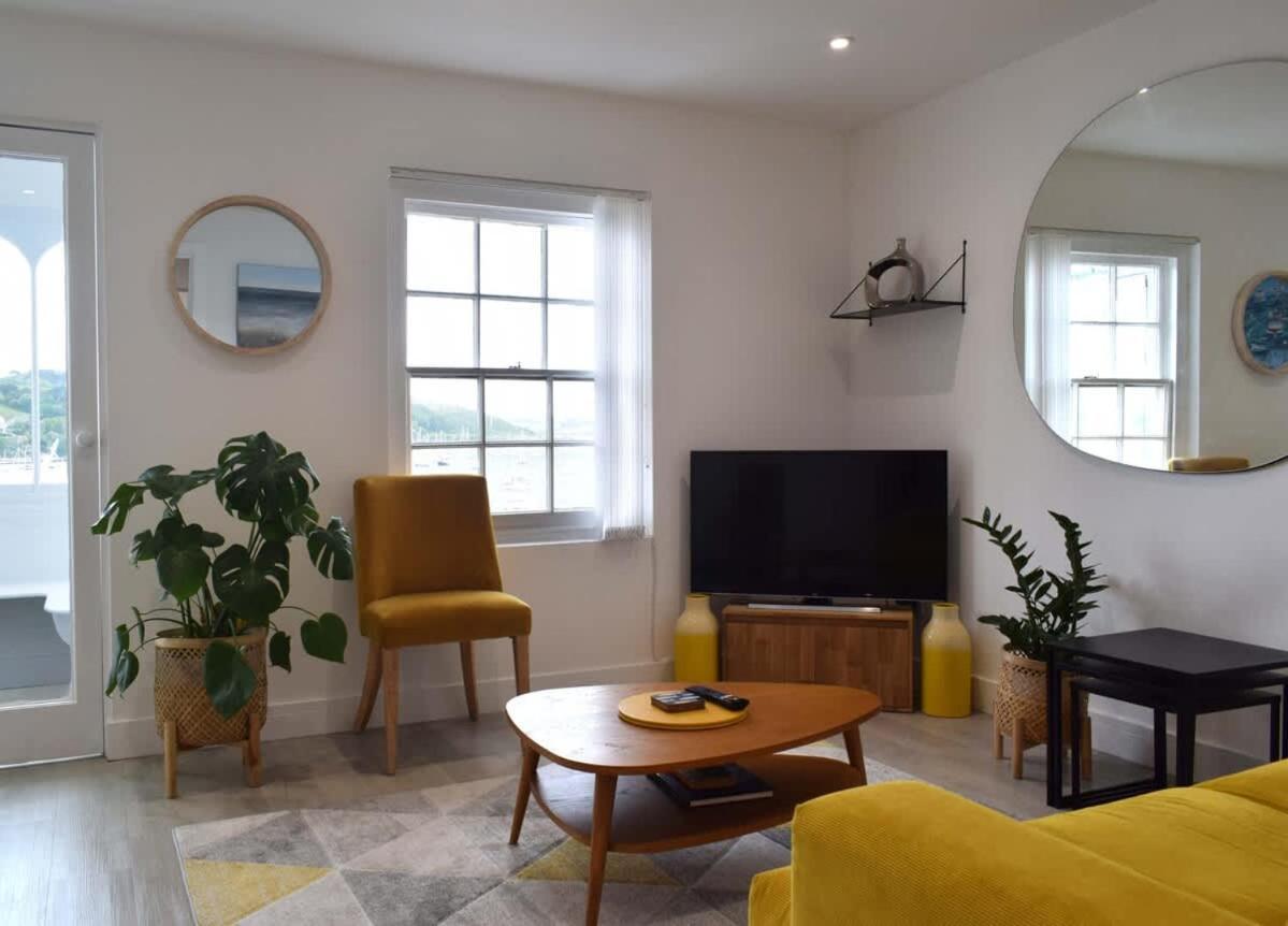Breathtaking High Street Townhouse With Stunning Sea Views At 'The Old Fishermans Townhouse' 팰머스 외부 사진