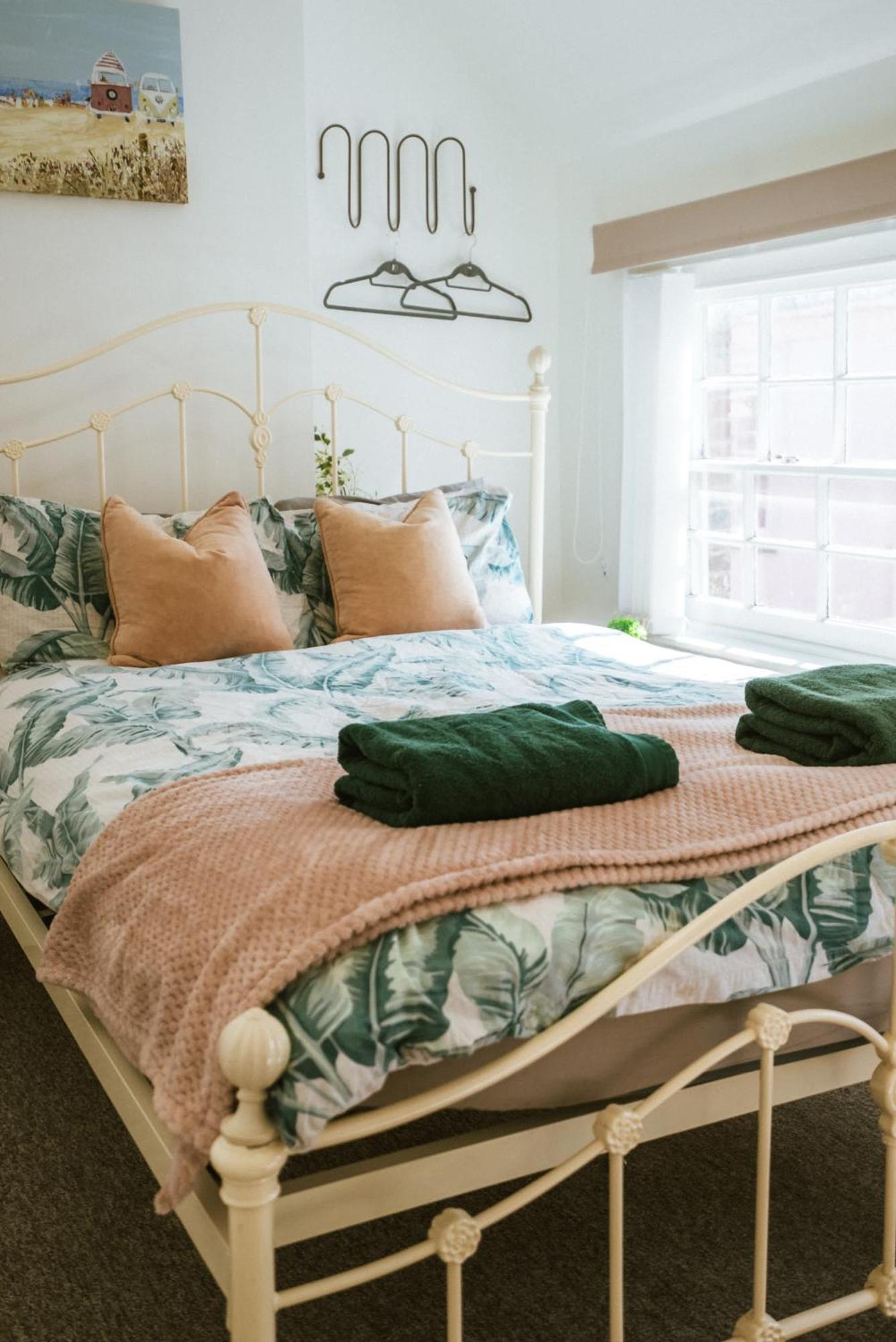 Breathtaking High Street Townhouse With Stunning Sea Views At 'The Old Fishermans Townhouse' 팰머스 외부 사진